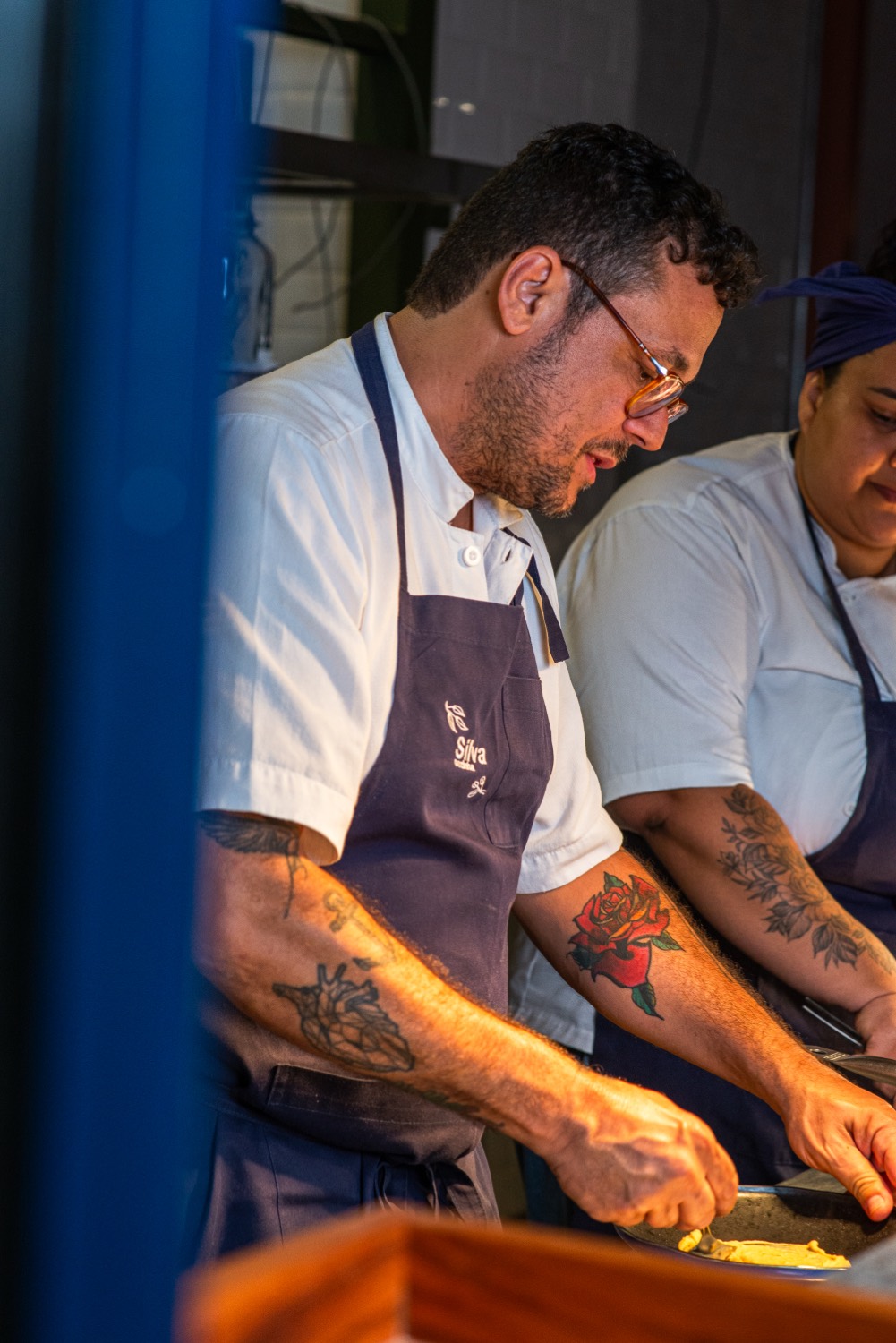Chef Ricardo Silva na cozinha de brasa do Silva Cozinha, restaurante em Salvador
