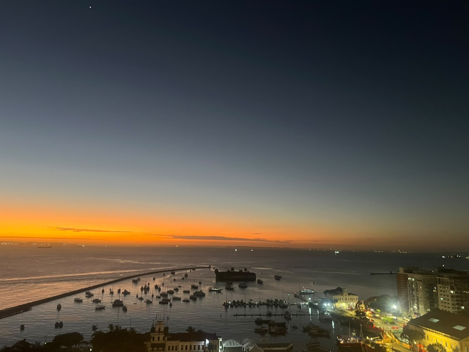 Entardecer na Baía de Todos os Santos, visto do Silva Cozinha